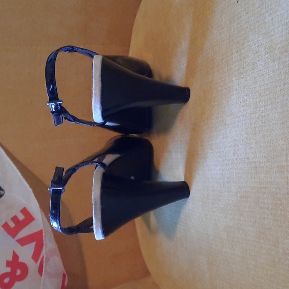 Size 8.5 Liz Claiborne shoes - Picture 4 of 4